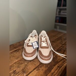 Brand new women’s platform sneaker.
